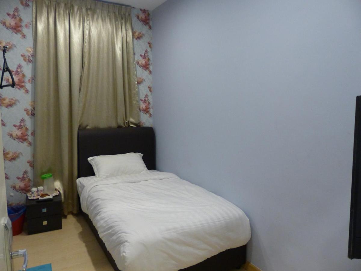 Comma Hotel Bandar Saujana Putra Exterior photo