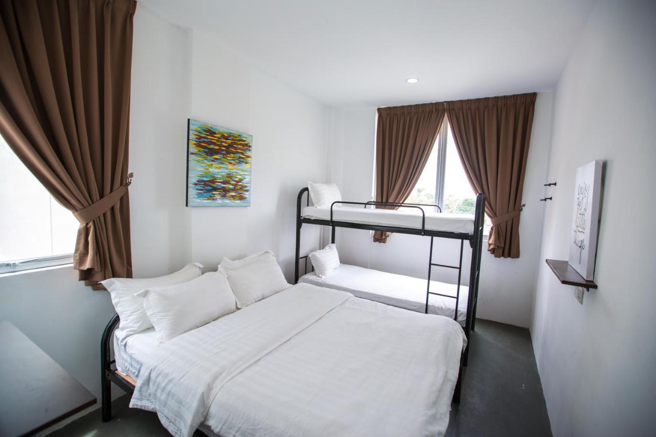 Comma Hotel Bandar Saujana Putra Exterior photo