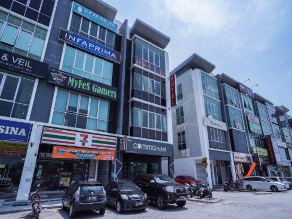 Comma Hotel Bandar Saujana Putra Exterior photo